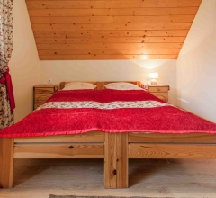 pok 3 - łóżka + ściana drewniana
